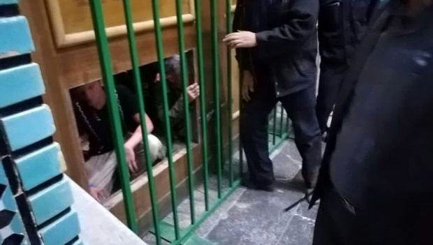 شکستن در حرم حضرت معصومه