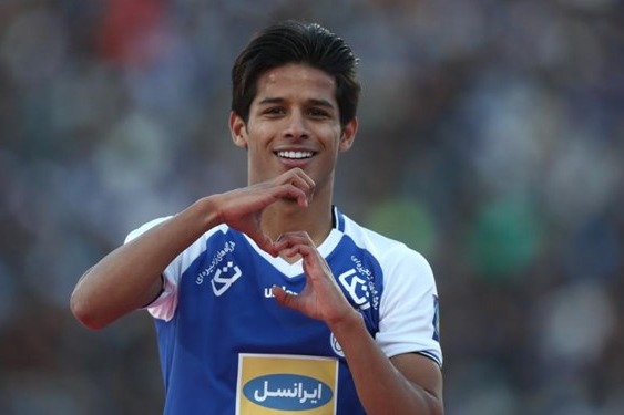 کمربند مشکی تکواندو دارم/ موهایم را همسرم فِر می‌کند