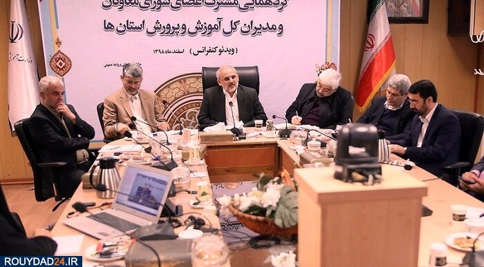 معلمان در تعطیلی مدارس به آموزش مجازی دانش‌آموزان می‌پردازند