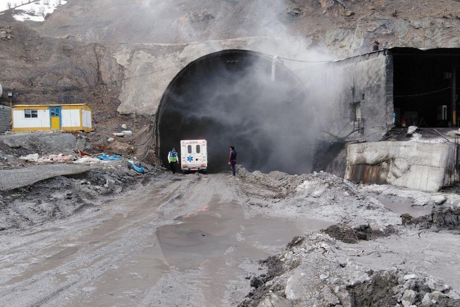 جزییات علت آتش‌سوزی تونل در آزادراه تهران-شمال / از ۱۱ کارگر محبوس شده در تونل ۸ نفر کشته و زخمی شدند