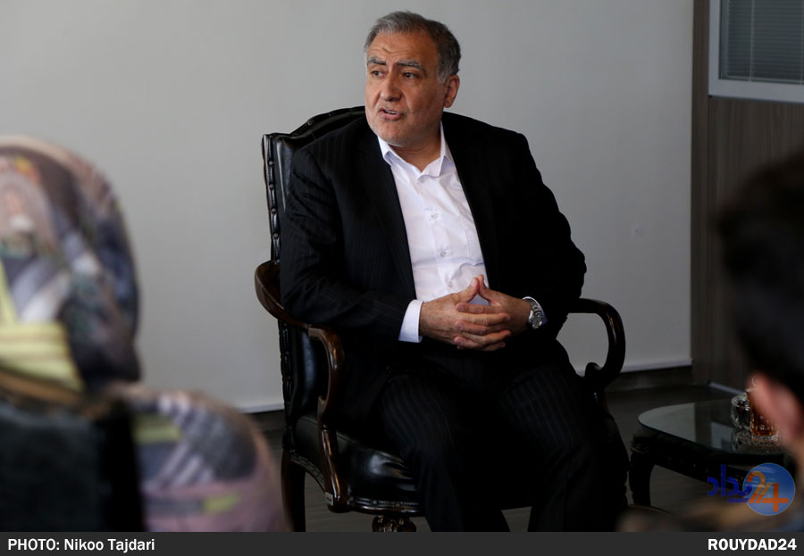 جریانی که تا دیروز حزب پادگانی می‌گفت، امروز لباس سپاه به تن کرده/ افرادی که شعار آزادی رای میدهند امروز اصرار دارند احمدی نژاد رد صلاحیت شود