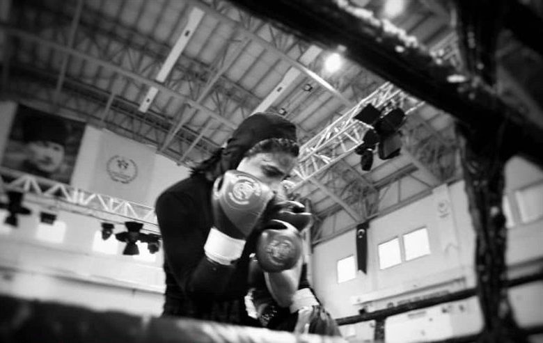 برای تماشای دربی با لباس پسرانه به استادیوم رفتم! / عضو تیم بوکس فنرباغچه ترکیه هستم برای تماشای دربی با لباس پسرانه به استادیوم رفتم! / عضو تیم بوکس فنرباغچه ترکیه هستم