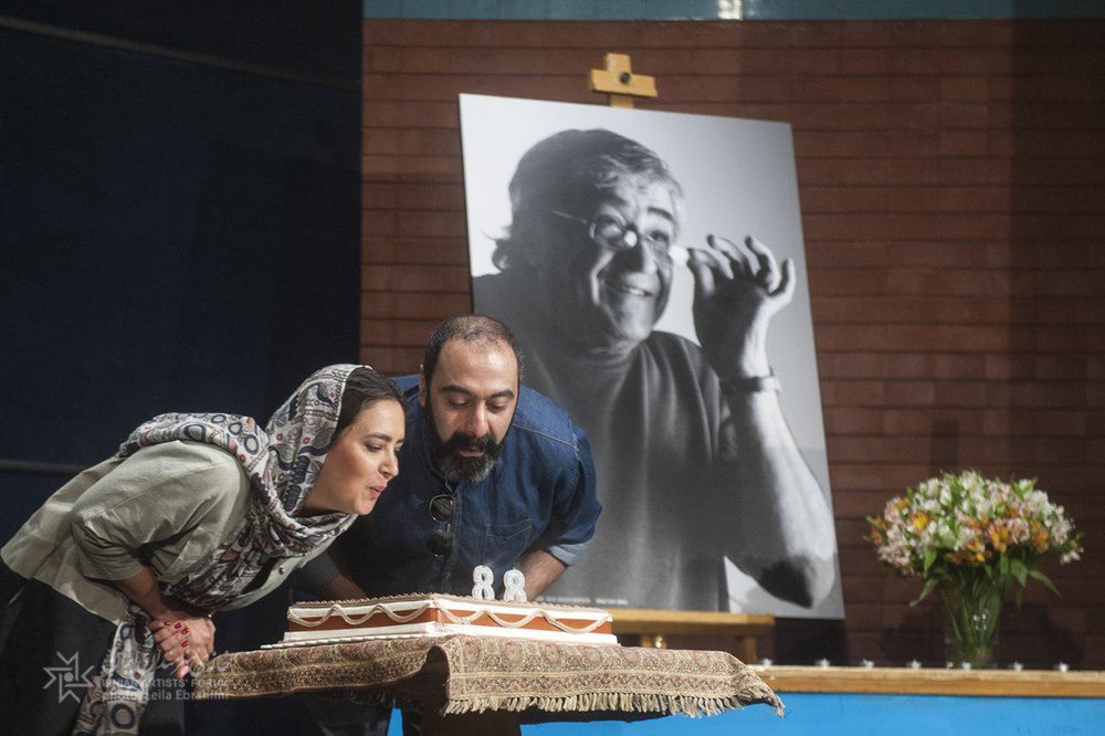 کیک تولد ۸۸ سالگی حمید سمندریان، ۷ سال پس از درگذشت او بریده شد + عکس