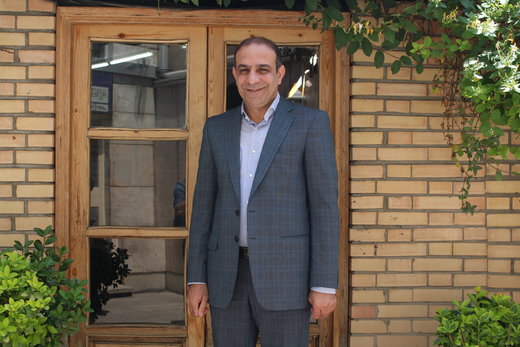 انتقادم به محسن هاشمی این است که گاهی مسایل جدی را به شوخی می‌گیرد