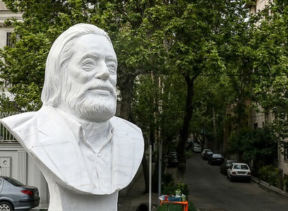 بازگشت مجسمه جمشید مشایخی به کارگاه برای شبیه سازی