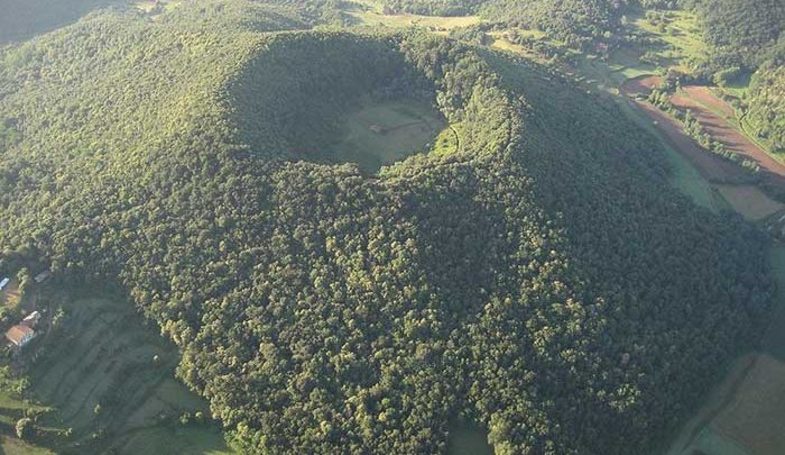 کلیسایی که در دهانه آتشفشان قرار دارد+تصاویر