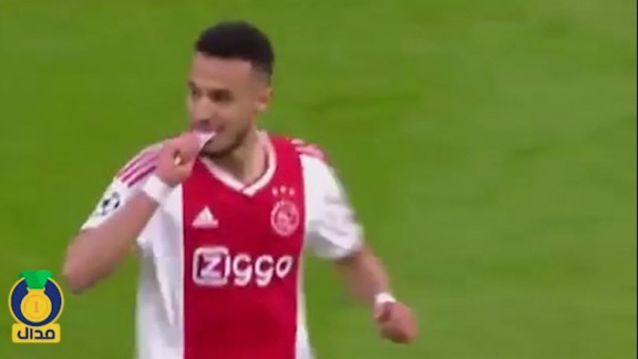 ستاره مسلمان آژاکس وسط بازی افطارکرد+عکس