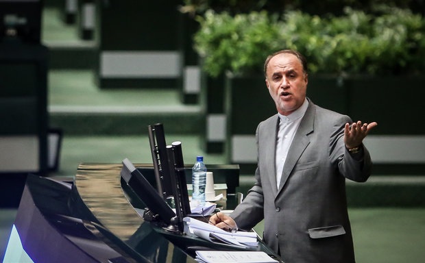 دولت قانون افزایش حقوق کارمندان را واژگون اجرا می‌کند