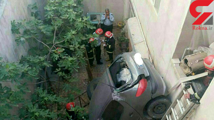 پرواز و سقوط عجیب خودروی ۲۰۶ داخل حیاط یک خانه +عکس