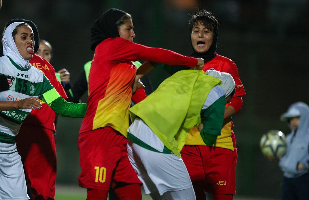 عذرخواهی روی آنتن زنده شبکه ۳ به دلیل کتک‌کاری در فوتبال بانوان