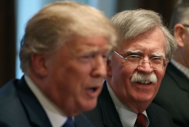 پچ پچ های بولتون در گوش ترامپ علیه ایران / آیا حادثه خلیج تونکین دوباره تکرار خواهد شد؟