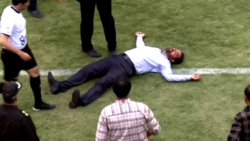 توضیح فیروز کریمی درباره غش کردن کنار زمین