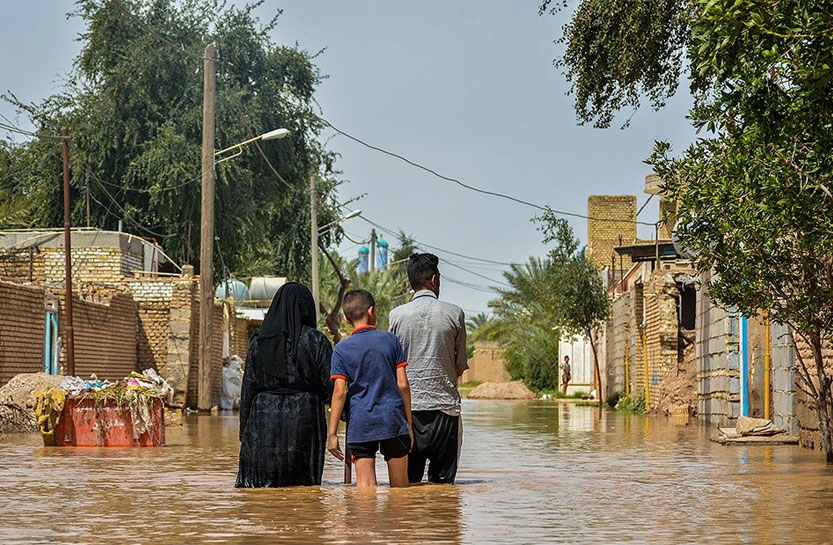 مناطق سیل زده و مشکلاتی که تمامی ندارد/ مردم شب‌ها در چادر می‌خوابند