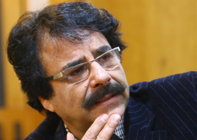 حمله به خودروی «علیرضا افتخاری»! حمله به خودروی «علیرضا افتخاری»!