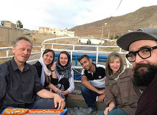 توریست‌های اروپایی سوار بر نیسان، حوالی شیراز+عکس