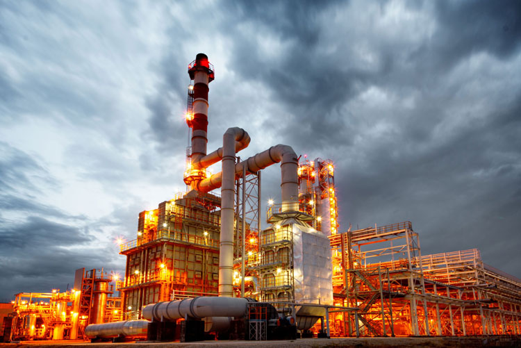 سخنگوی اتحادیه صادرکنندگان فراورده های پتروشیمی: آثار تحریم پتروشیمی ها را قبلا تجربه کردیم/ افزایش هزینه&zwnj;های فروش محصولات انکار ناپذیر است