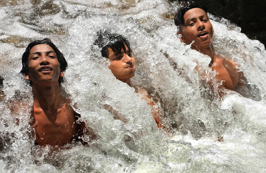 خنک شدن نوجوانان هندی در داخل کانال آب/ دهلی‌نو