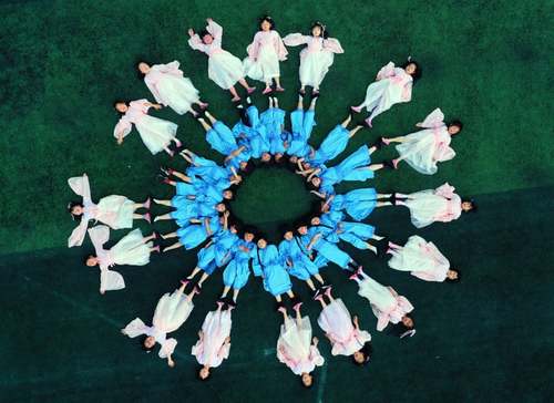 عکس فارغ التحصیلی دانش آموزان مدرسه‌ای در 