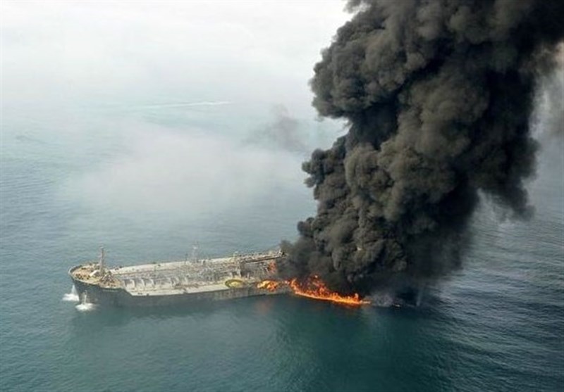 نجات ۴۴ دریانورد خارجی حادثه آتش سوزی دو نفتکش در دریای عمان