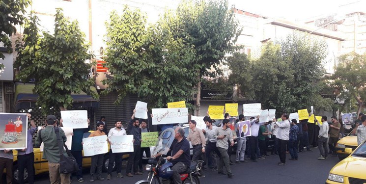 آغاز تجمع دانشجویان مقابل سفارت انگلیس در اعتراض به برگزاری جشن تولد ملکه آغاز تجمع دانشجویان مقابل سفارت انگلیس در اعتراض به برگزاری جشن تولد ملکه