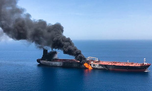 حمله به دو نفتکش در دریای عمان اتفاقی شوم است/ آیا ایران و آمریکا در مسیر برخورد قرار گرفته اند؟