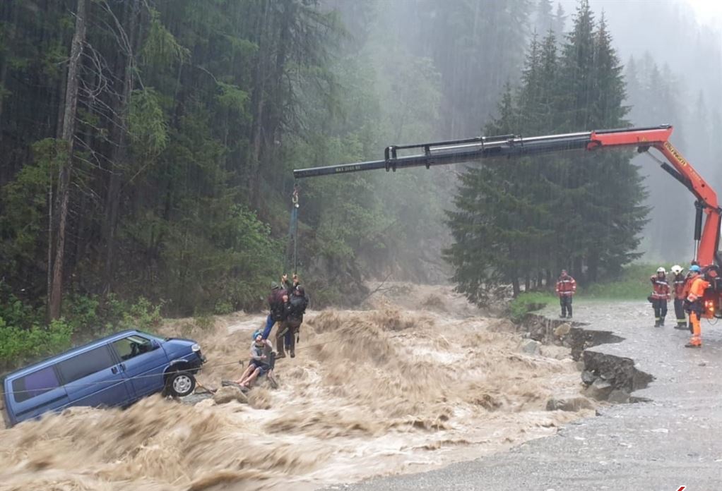 نجات مسافران گرفتار در سیل در سوئیس