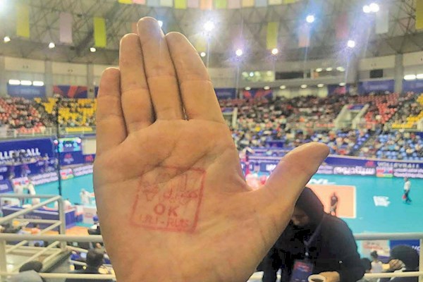 وضعیت بانوان در استادیوم غدیر ارومیه/ مهر تایید به دست زنان برای ورود به سالن! وضعیت بانوان در استادیوم غدیر ارومیه/ مهر تایید به دست زنان برای ورود به سالن!