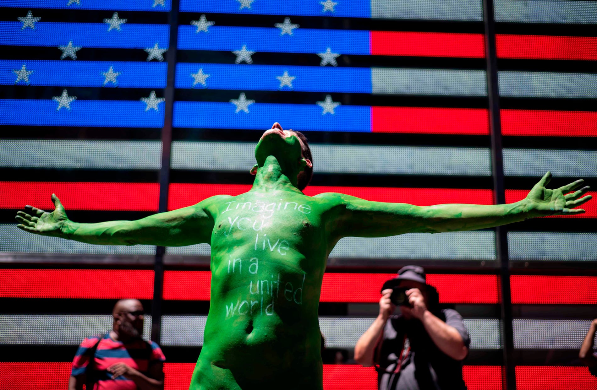 اعتراض نمادین یک مرد برهنه نیویورکی در میدان تایمز نیویورک