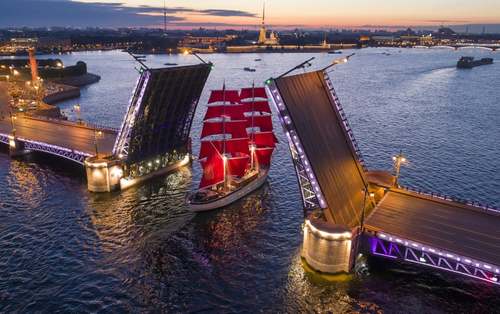 باز شدن پل معلق برای عبور یک کشتی در سنت‌پترزبورگ