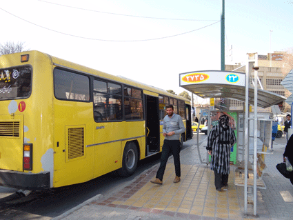راننده اتوبوس یزدی، مانع از سوارشدن کارگر شد!