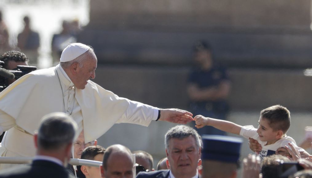 دیدار پاپ در حیاط مقابل میدان سنت پیتر با گروهی از زائران و گردشگران