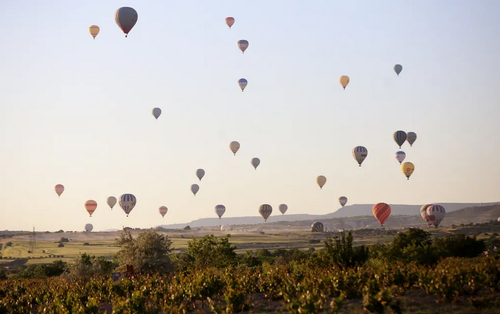 پرواز بالن‌ها بر فراز شهر تاریخی