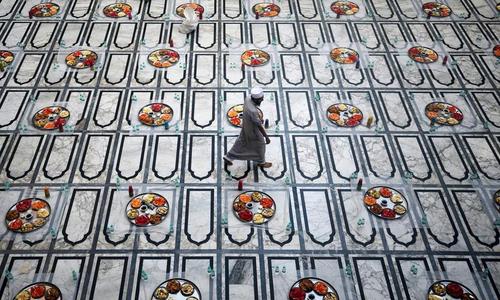 آماده کردن افطار روزه‌داران در مسجدی در شهر بمبئی هند