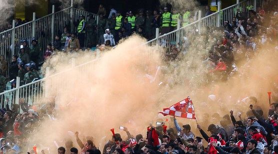 بطری باران در نیمه اول بازی سپاهان و پرسپولیس بطری باران در نیمه اول بازی سپاهان و پرسپولیس