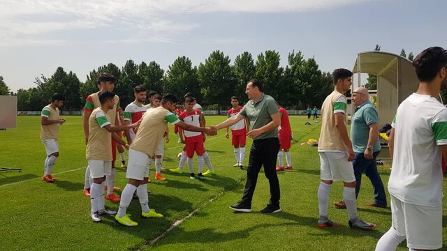 حضور ویلموتس سرمربی تیم‌ملی در تمرین تیم ملی جوانان