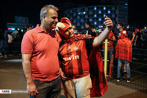 شادی هواداران پرسپولیس در خیابانهای تهران پس از صعود به فینال جام حذفی شادی هواداران پرسپولیس در خیابانهای تهران پس از صعود به فینال جام حذفی