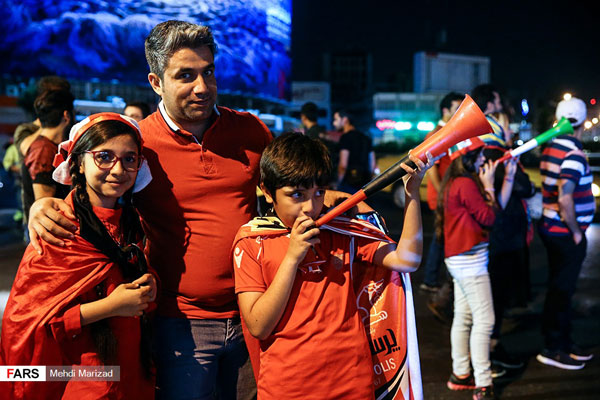 شادی هواداران پرسپولیس در خیابانهای تهران پس از صعود به فینال جام حذفی شادی هواداران پرسپولیس در خیابانهای تهران پس از صعود به فینال جام حذفی
