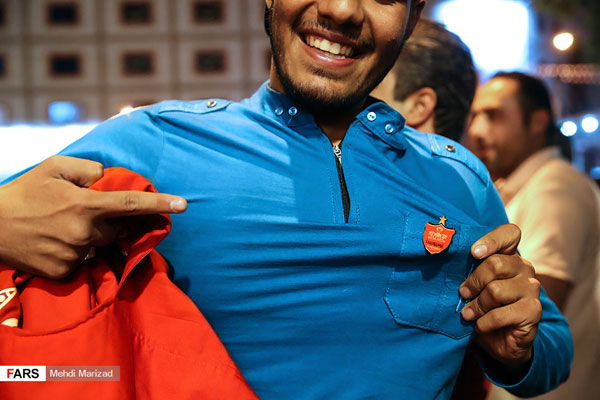 شادی هواداران پرسپولیس در خیابانهای تهران پس از صعود به فینال جام حذفی شادی هواداران پرسپولیس در خیابانهای تهران پس از صعود به فینال جام حذفی