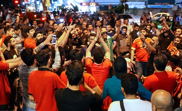 شادی هواداران پرسپولیس در خیابان‌های تهران پس از صعود به فینال جام حذفی