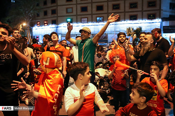 شادی هواداران پرسپولیس در خیابان‌های تهران پس از صعود به فینال جام حذفی