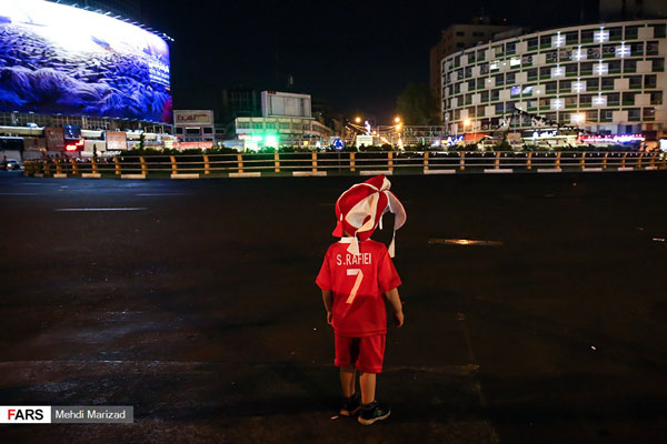 شادی هواداران پرسپولیس در خیابانهای تهران پس از صعود به فینال جام حذفی شادی هواداران پرسپولیس در خیابانهای تهران پس از صعود به فینال جام حذفی