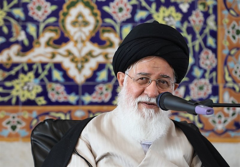 حضور برخی بانوان با موی پریشان در مراسم احیا دهن کجی به اسلام است / دل و قلوه دادن یک زن باحجاب با یک فرد نامحرم، حرام است / اینکه مردان بازوها و یقه باز خود را به نمایش بگذارند بی عفتی است / لازم نیست در صداوسیما حتماً یک خانم، گوینده و مجری برنامه باشد