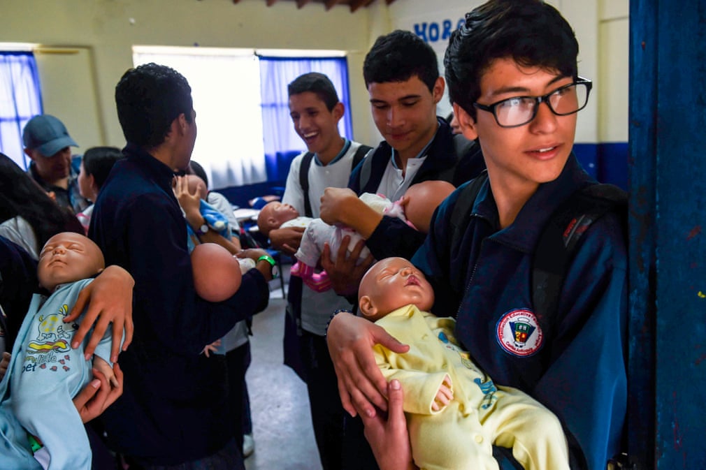 دانش‌آموزان کلمبیایی در حال کسب آموزش درباره نحوه مراقبت از نوزاد