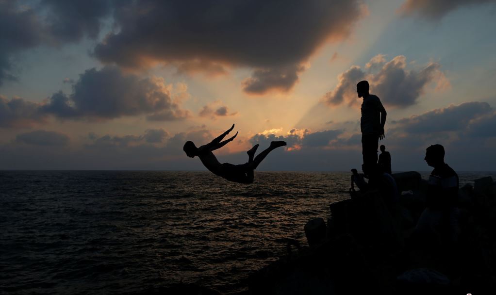 شنا کردن جوانان فلسطینی در بندر غزه