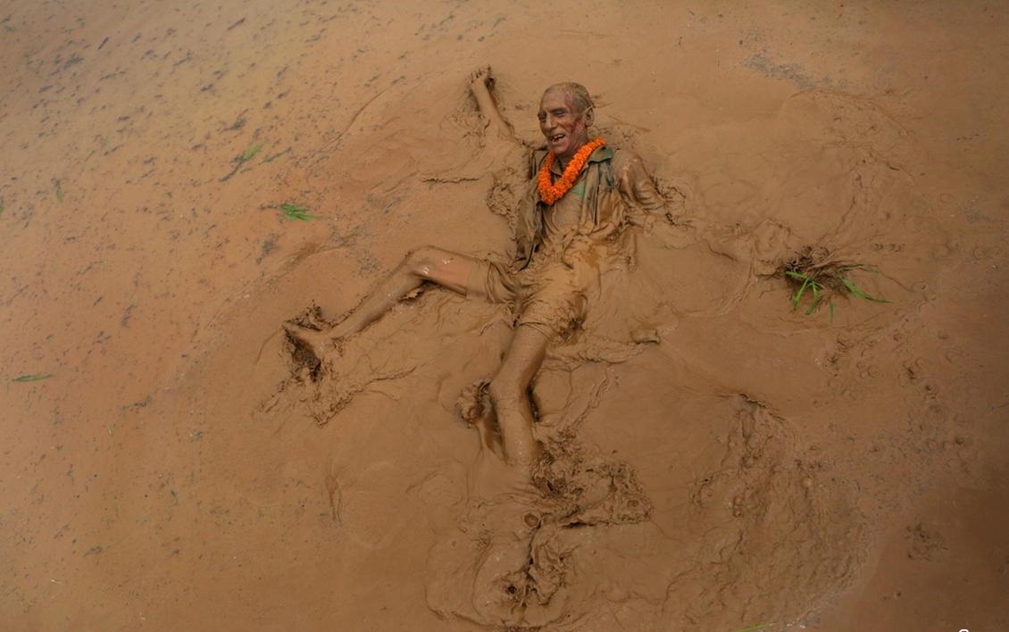 یک پیرمرد کشاورز نپالی در مراسم جشن روز کاشت