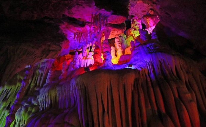 غار رنگین‌کمانی در چین +عکس