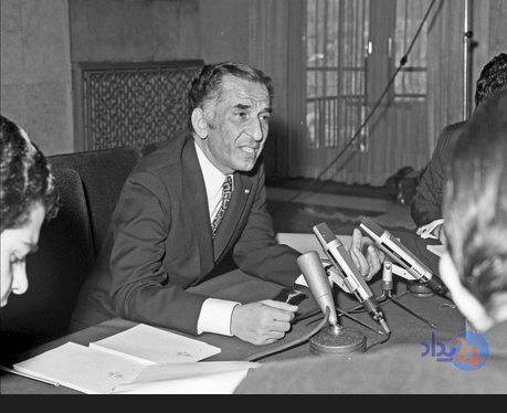 جمشید آموزگار