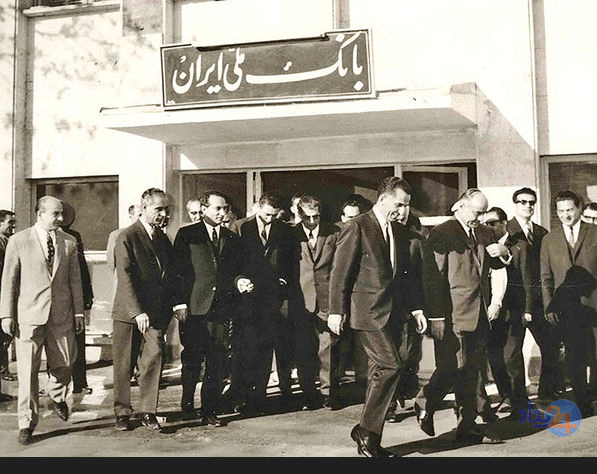 جمشید آموزگار