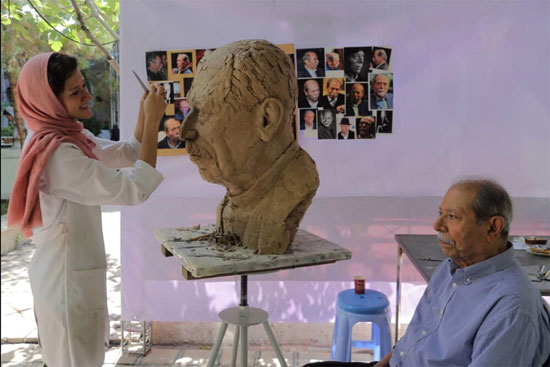 هیجان علی نصیریان از دیدن مجسمه&zwnj;اش +عکس