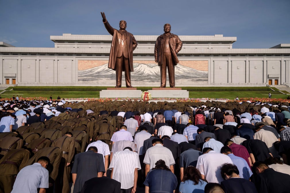 ادای احترام مردم کره شمالی در مقابل مجسمه 